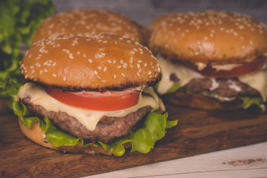 Hamburger ya da sandviç kahvaltı ya da öğle yemeği için popüler bir fast food..