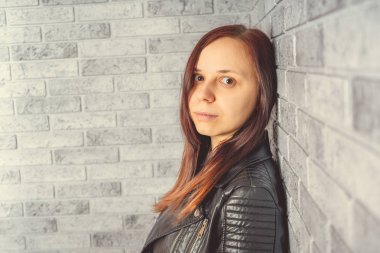 Stüdyoda poz veren güzel bir kadın.