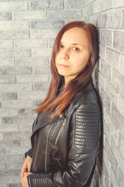 Stüdyoda poz veren güzel bir kadın.