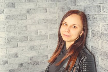 Stüdyoda poz veren güzel bir kadın.