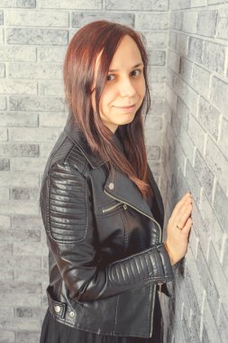 Stüdyoda poz veren güzel bir kadın.