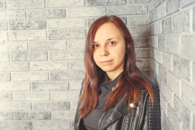 Stüdyoda poz veren güzel bir kadın.