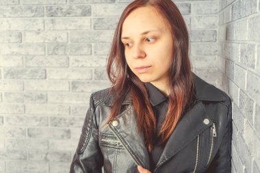 Stüdyoda poz veren güzel bir kadın.