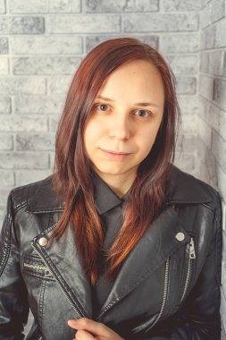 Stüdyoda poz veren güzel bir kadın.