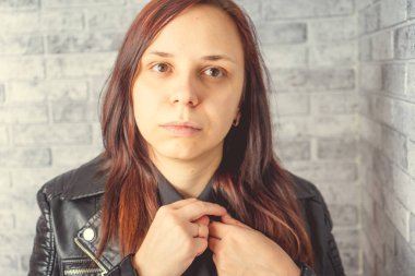 Stüdyoda poz veren güzel bir kadın.