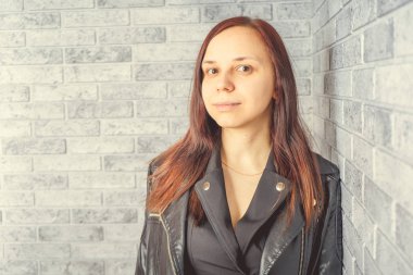 Stüdyoda poz veren güzel bir kadın.