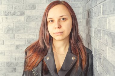 Stüdyoda poz veren güzel bir kadın.