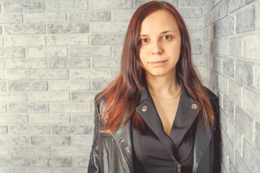 Stüdyoda poz veren güzel bir kadın.