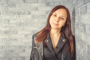 Stüdyoda poz veren güzel bir kadın.