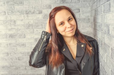 Stüdyoda poz veren güzel bir kadın.