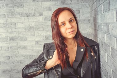 Stüdyoda poz veren güzel bir kadın.