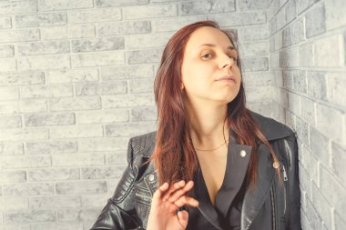 Stüdyoda poz veren güzel bir kadın.