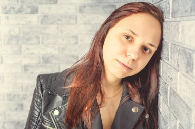 Stüdyoda poz veren güzel bir kadın.