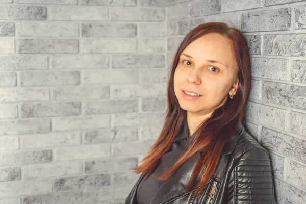 Stüdyoda poz veren güzel bir kadın.