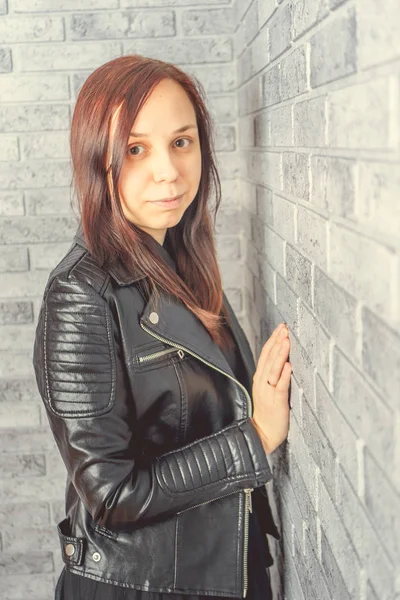 Stüdyoda poz veren güzel bir kadın.