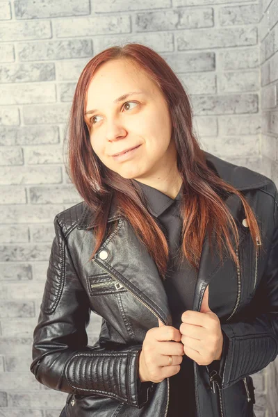 Stüdyoda poz veren güzel bir kadın.