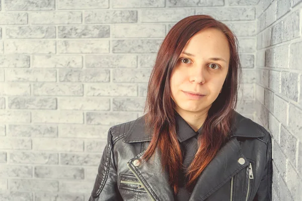 Stüdyoda poz veren güzel bir kadın.