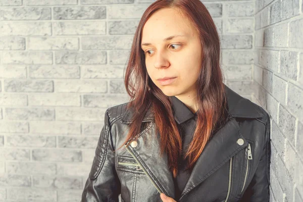 Stüdyoda poz veren güzel bir kadın.