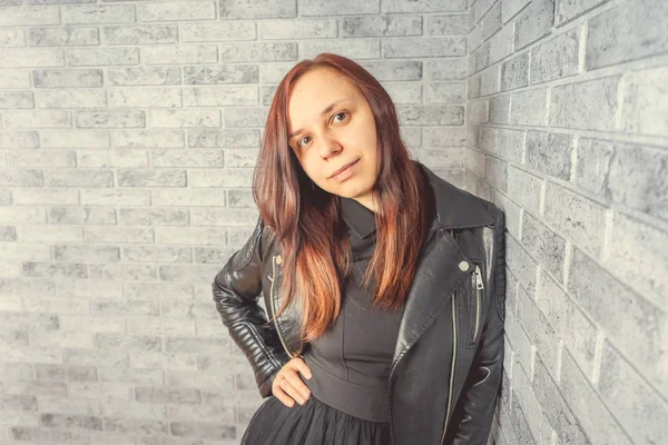 Stüdyoda poz veren güzel bir kadın.