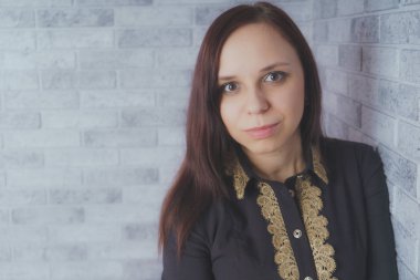 Stüdyoda poz veren güzel bir kadın.