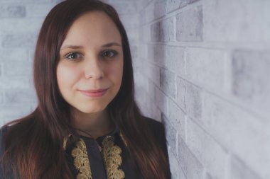 Stüdyoda poz veren güzel bir kadın.