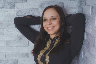 Stüdyoda poz veren güzel bir kadın.