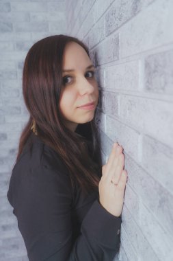 Stüdyoda poz veren güzel bir kadın.