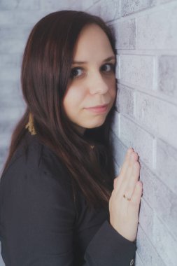 Stüdyoda poz veren güzel bir kadın.