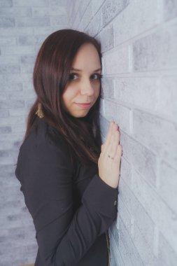 Stüdyoda poz veren güzel bir kadın.