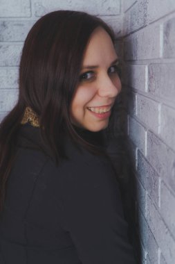 Stüdyoda poz veren güzel bir kadın.