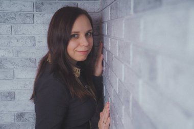 Stüdyoda poz veren güzel bir kadın.