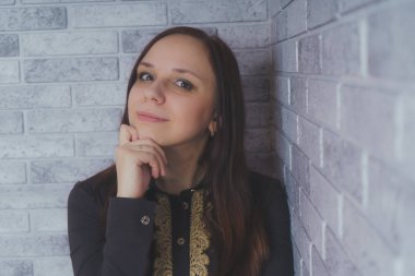 Stüdyoda poz veren güzel bir kadın.