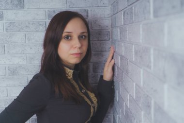 Stüdyoda poz veren güzel bir kadın.