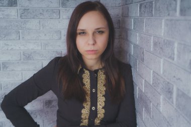 Stüdyoda poz veren güzel bir kadın.