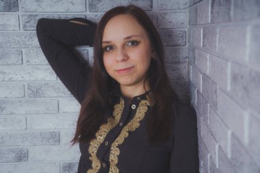 Stüdyoda poz veren güzel bir kadın.