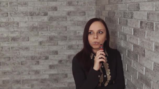 Mädchen Raucht Zigarette Frau Raucht Zigarette — Stockvideo