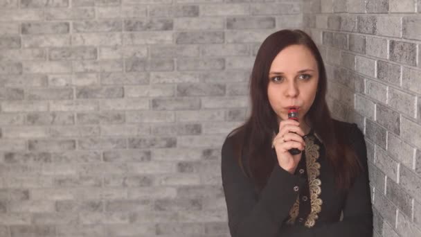 Chica Fuma Cigarrillo Electrónico Mujer Fumando Tabaco — Vídeos de Stock