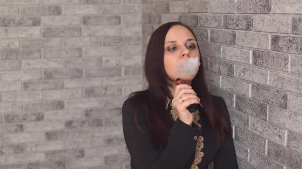 Une Fillette Fume Une Cigarette Femme Fumant Une Cigarette — Video