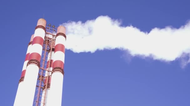 Industria Tuberías Con Humo Fondo Del Cielo Azul — Vídeo de stock