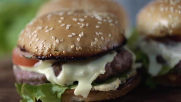 ハンバーガーやサンドイッチはブランチやランチに人気のファーストフードです — ストック動画