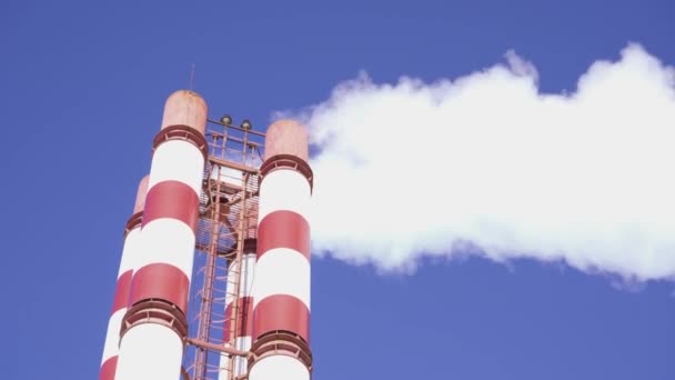 Industria Tuberías Con Humo Fondo Del Cielo Azul — Vídeos de Stock