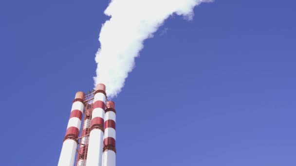 Industrie Pfeifen Mit Rauch Auf Blauem Himmel — Stockvideo