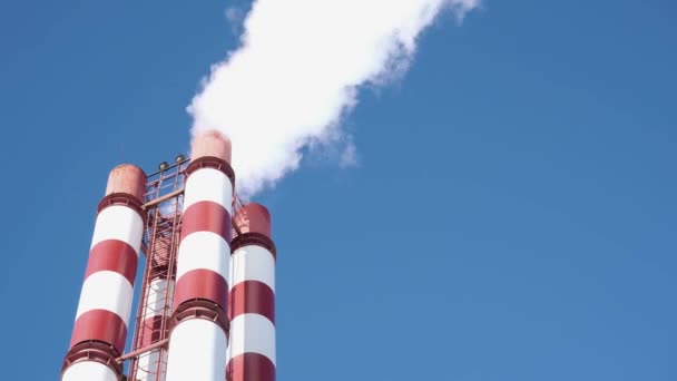 Industria Tuberías Con Humo Fondo Del Cielo Azul — Vídeos de Stock