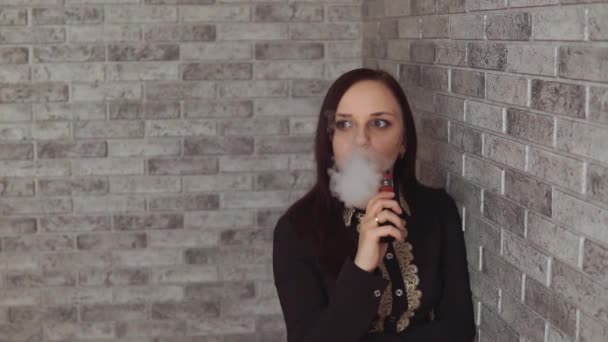 Une Fillette Fume Une Cigarette Femme Fumant Une Cigarette — Video