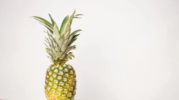 Piña Aislada Sobre Fondo Blanco Espacio Para Texto — Foto de Stock