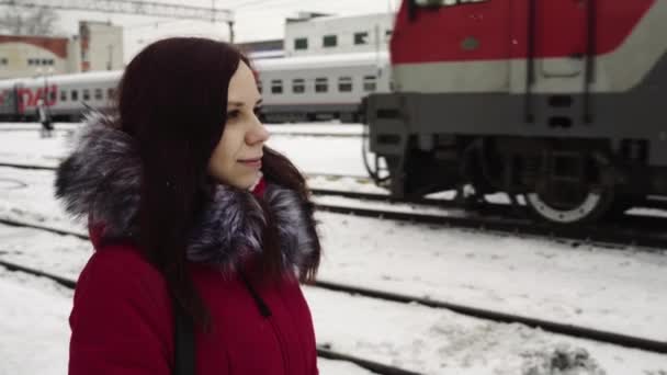 Vrouw Stad Winterdag Station — Stockvideo