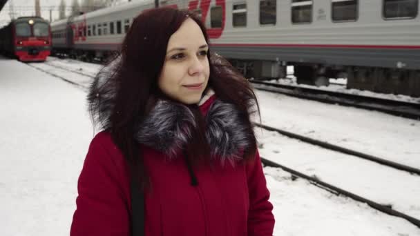 Donna Città Giorno Inverno Sulla Stazione Ferroviaria — Video Stock