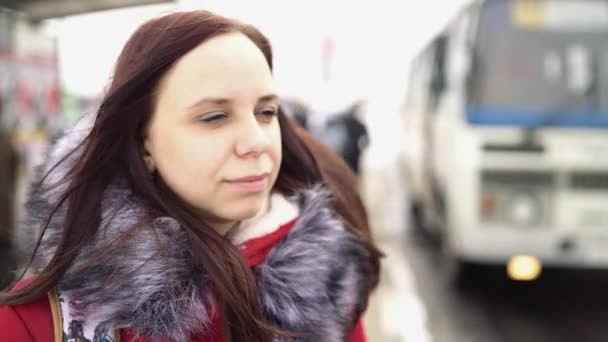 Γυναίκα Στην Πόλη Την Ημέρα Του Χειμώνα Στη Στάση Του — Αρχείο Βίντεο