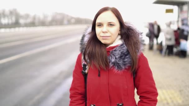 Femme Ville Jour Hiver Arrêt Autobus — Video