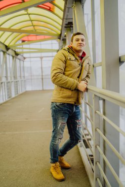 Şehirde poz veren yakışıklı adam.